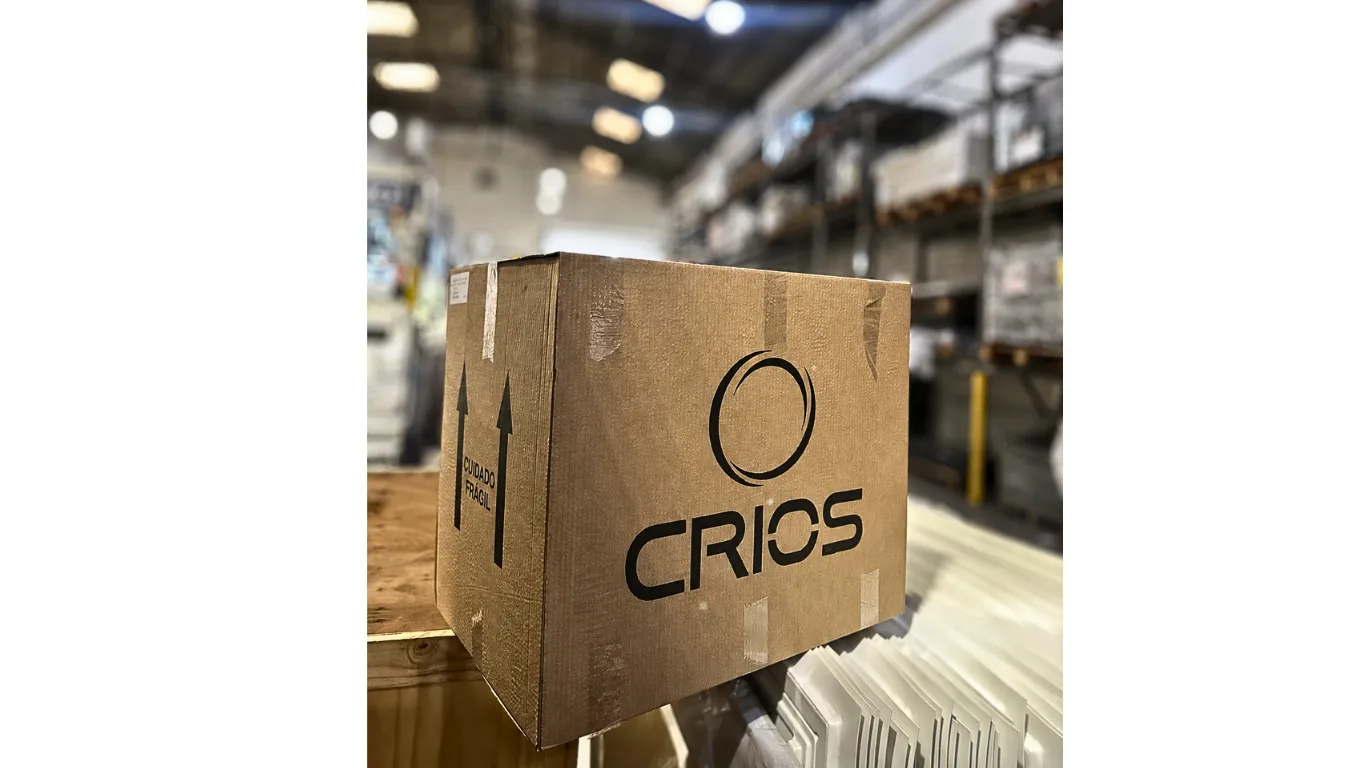Embalagem com a marca Crios no setor de expedição