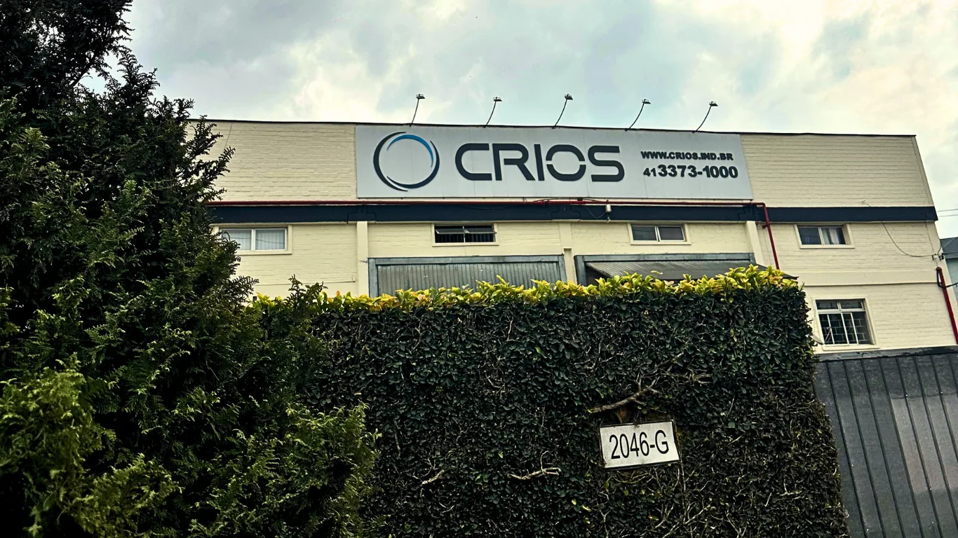 Fachada da fábrica da Crios Industrial em Curitiba